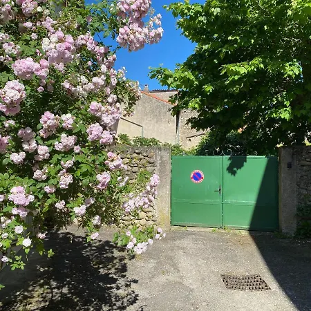 Au Coeur Du Village Avec Terrasse Et Parking Proche De Pamiers דירה
